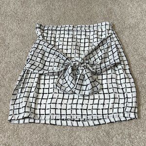Tobi Fit To Be Tied Skirt Size Medium In White & Black Grid Casual Mini NWT